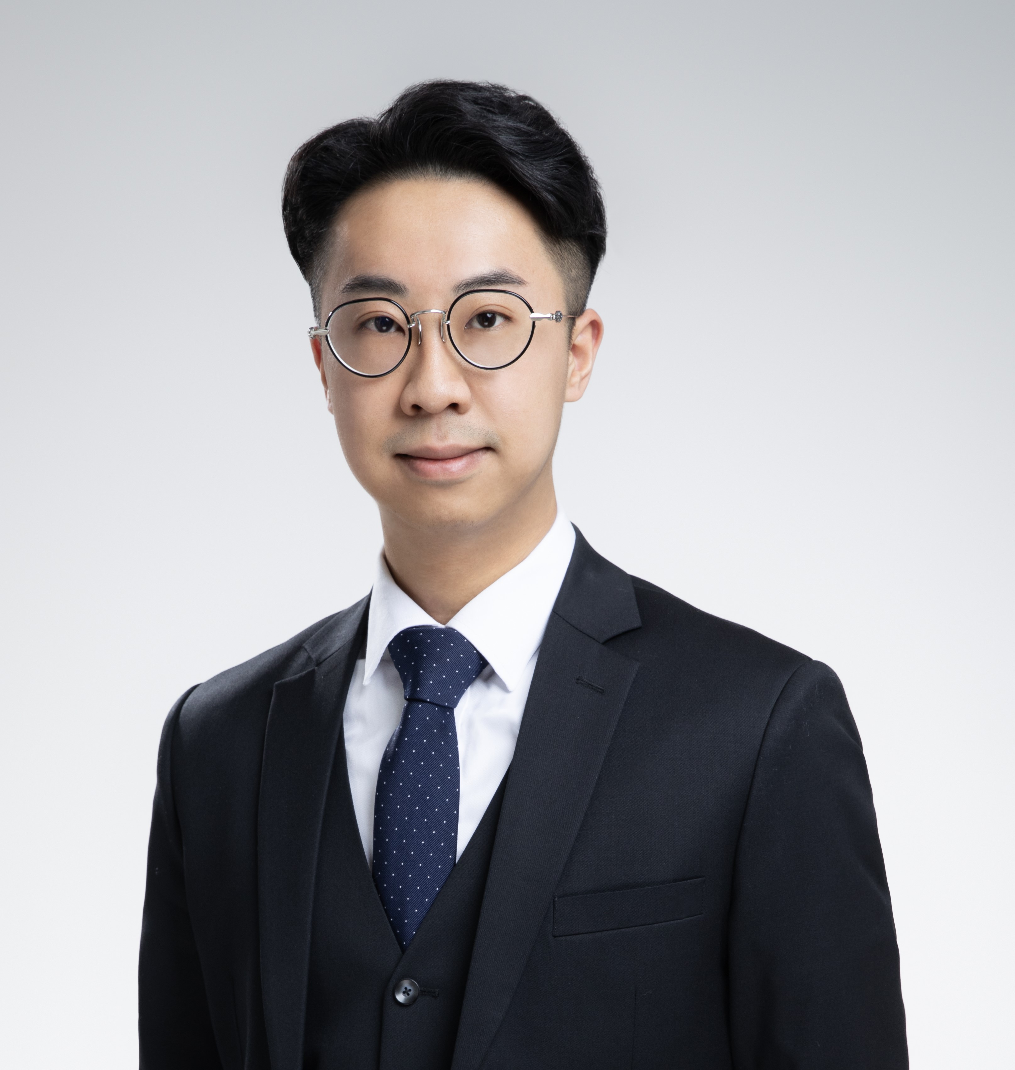 本行周梓鋒先生獲香港高等法院承認為正式執業律師。